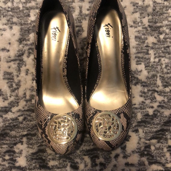 Fioni, Size 7.5, Snakeskin Wedges - Picture 4 of 5